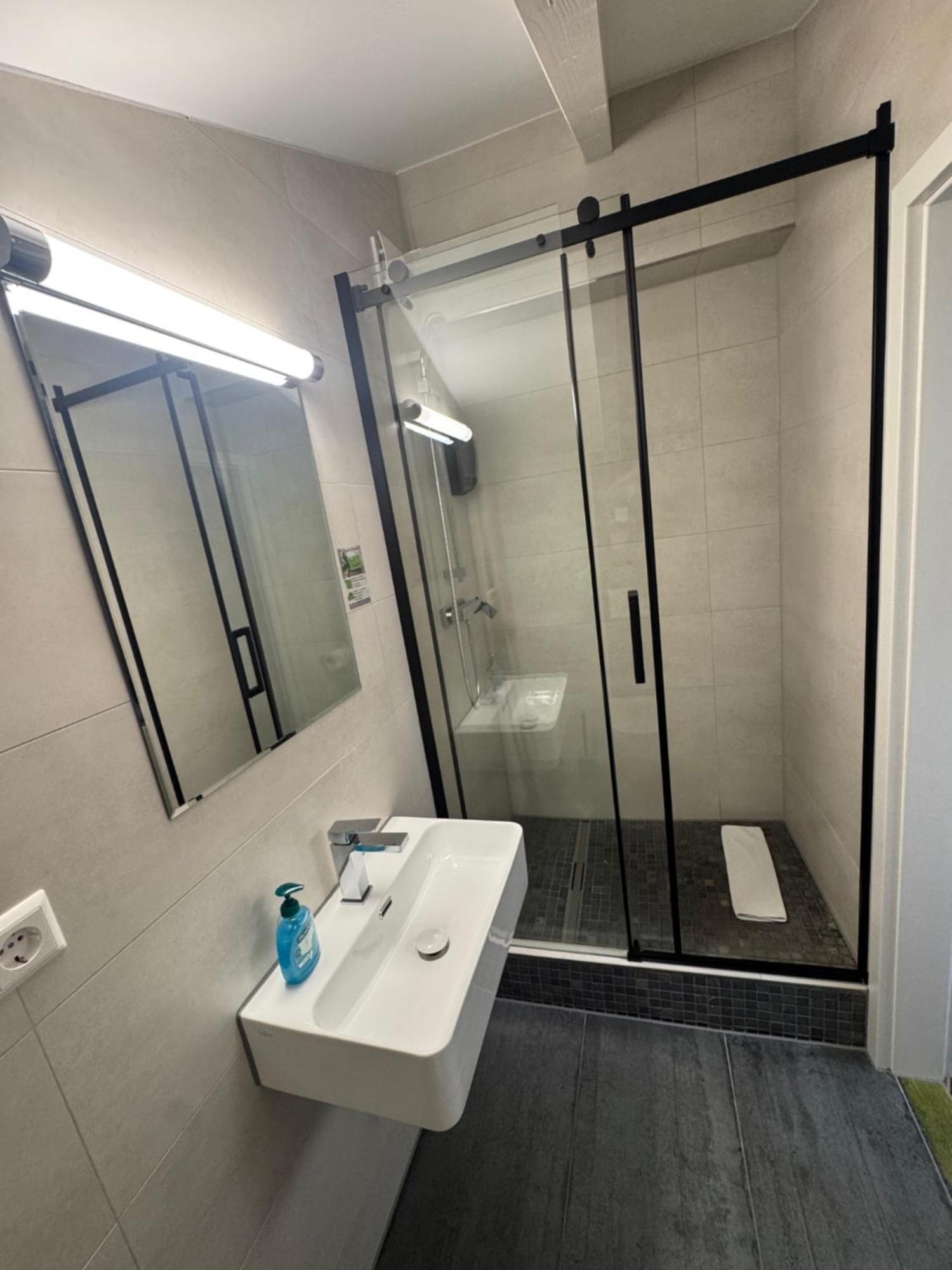 Hotel Capitol Zentrum Friedrichshafen Buitenkant foto